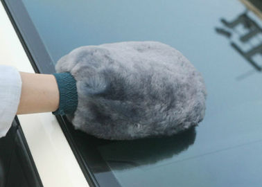 China Abrasion Resistant Sheepskin Car Wash Mitt Gentle Surface For Polishing Mirror supplier
