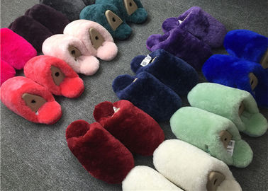 China Dyed Colors Indoor Womens Fur Lined Slippers Soft Sole Moisture Absorption supplier