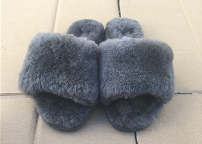 THICK-SOLDED SLIPPER IN PALE GRAY MIX BLACK LAMB FUR